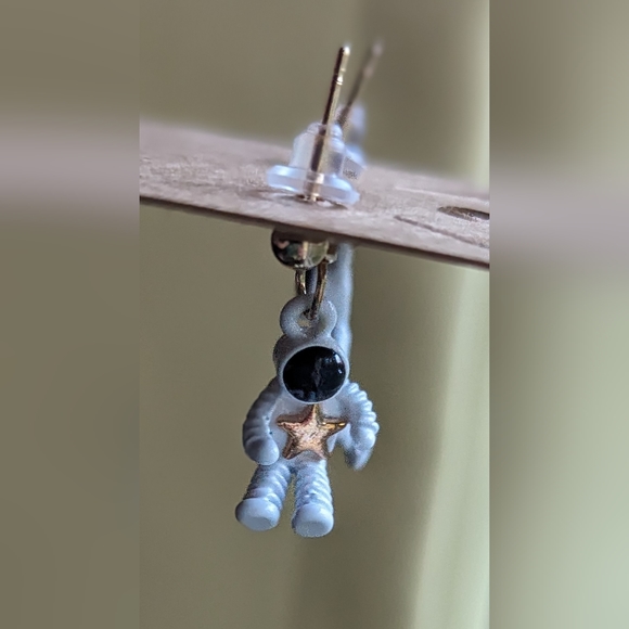 New white astronaut's catching gold stars stud closure earrings - Picture 8 of 9